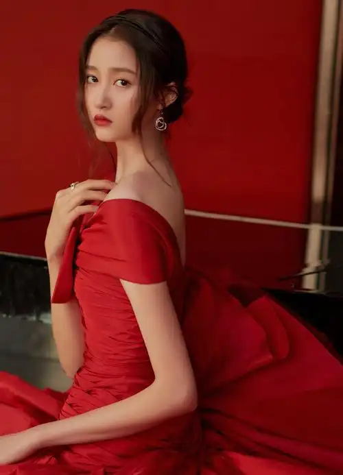 关晓彤红玫瑰拖尾礼服,烘托新年氛围感,热烈拥抱2022