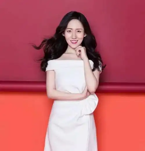 朗读者徐巍在如今这个强调快和微的时代,人们对文字的耐心似乎渐渐