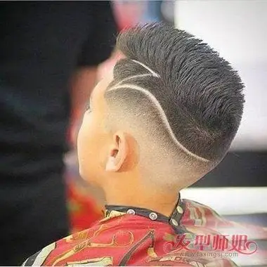 小孩子剪短发刻痕图案大全 好动调皮宝贝头侧雕刻字母图片发型(2)