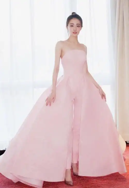 徐璐和关晓彤的礼服很粉嫩而吴倩的黑色裙子好看吗