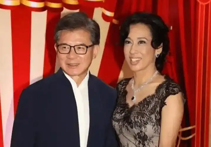 40岁郭晶晶给63岁婆婆朱玲玲庆生,两人拥有同款鼻子,合照似姐妹