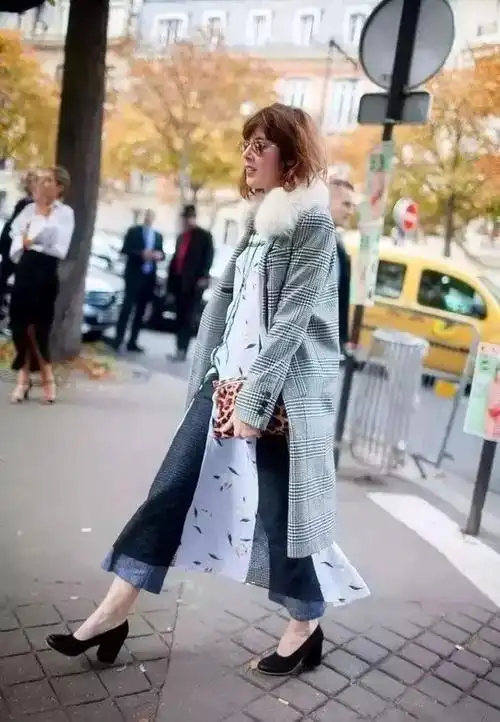 会穿的小姐姐们都在裙子里面穿裤子!太适合这个季节!