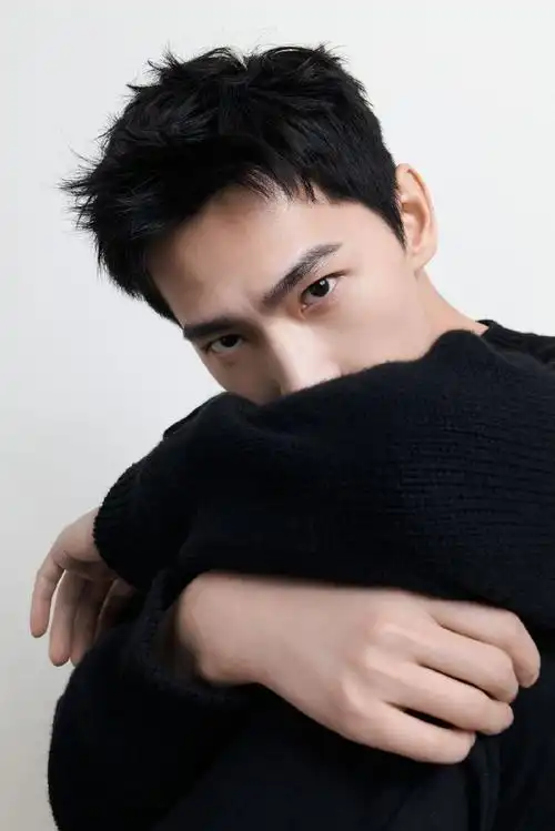 杨洋黑色印花毛衣造型##杨洋直播状态