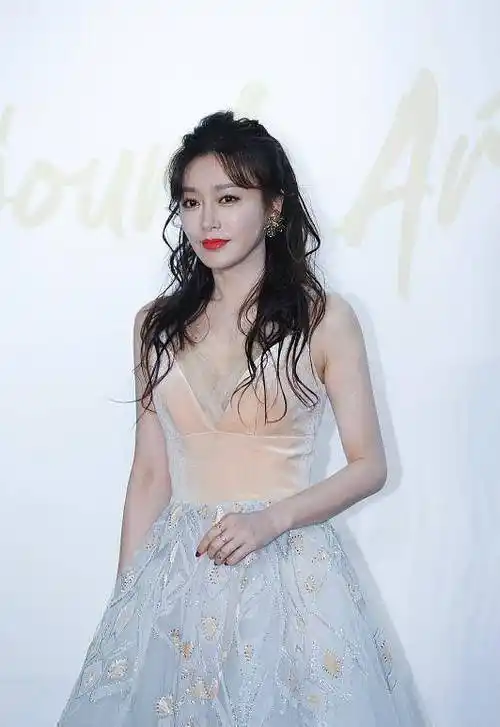 有一种"妩媚动人"叫秦岚,41岁仍像少女一样,至今仍是单身_女神_观众