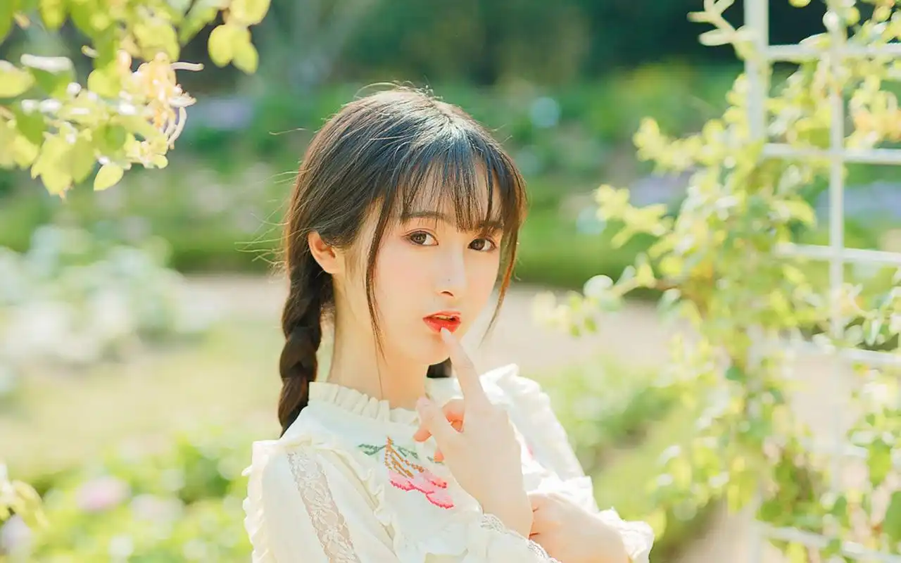 所以,在现实中,很多男生追求喜欢的女生,所用的