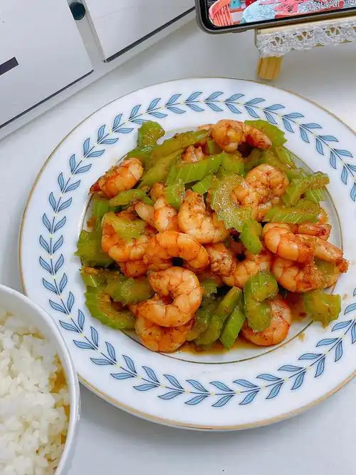 低脂鲜美西芹炒虾仁好吃不胖爽口美味