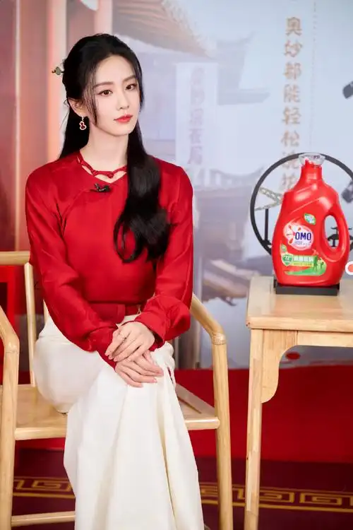 恭喜刘诗诗品牌代言人升级为全球品牌代言人!红色真的好适合一姐啊!