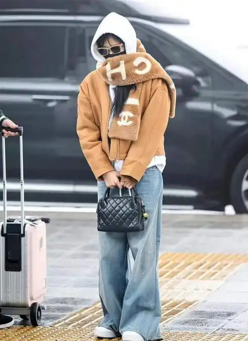 jennie前段时间的机场私服,就选择了比较慵懒的冬季穿搭,一件棕色羊毛