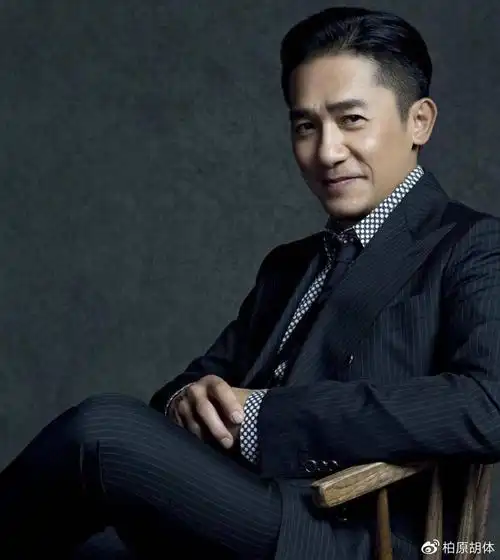 58岁梁朝伟近照曝光显沧桑,身形消瘦皱纹明显,仍被赞有魅力