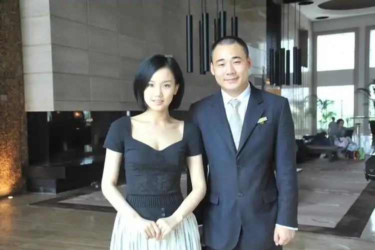 著名歌手黄龄女士(左一)与索菲特值班经理kenny先生