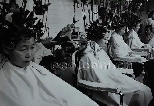 1981年 北京 妇女在新式发廊里烫头发 (刘香成摄影展)(经济观察网