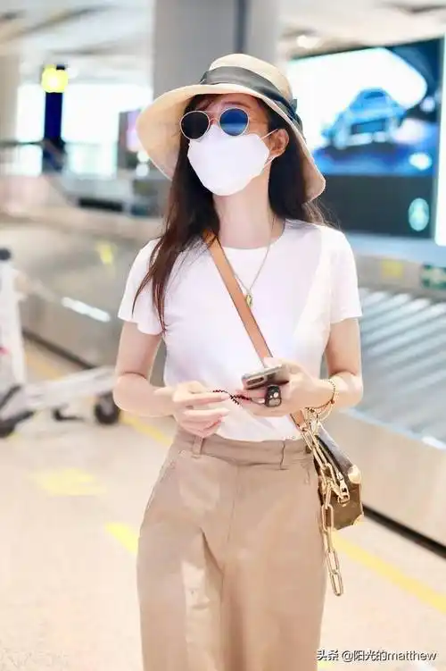 街拍:张静初穿纯色t恤时尚甜美_机场_张静初_纯色