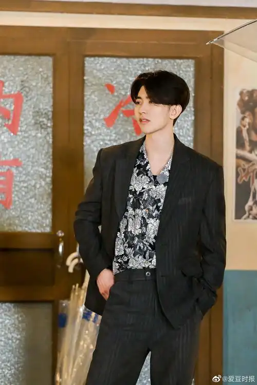 蔡徐坤奔跑吧开播剧照西装造型搭配印花衬衣