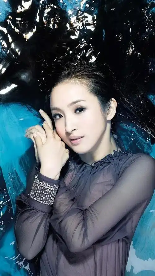 "冻龄女神"林依晨:甜美可爱恬静温婉高清写真_网易订阅