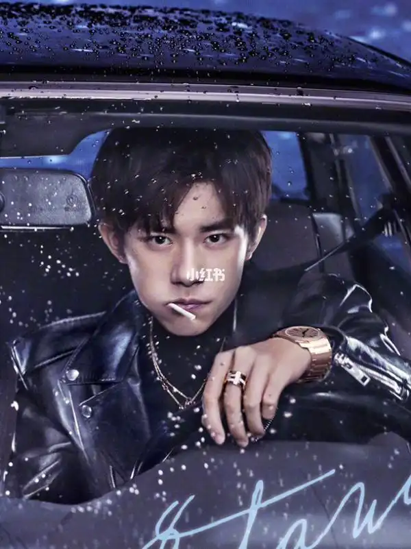 易烊千玺登《时尚芭莎》封面