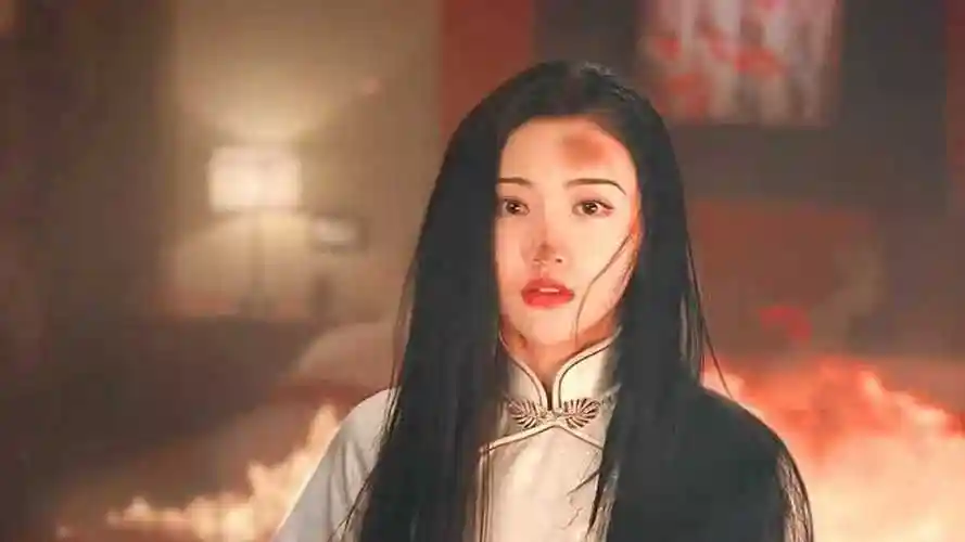 司藤在家差点烧了整个屋子,秦放一回来就看到司藤站在火海里,赶紧把她