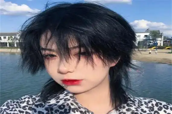 狼尾发型其实女孩子剪也是很好看的,这样的发型女孩