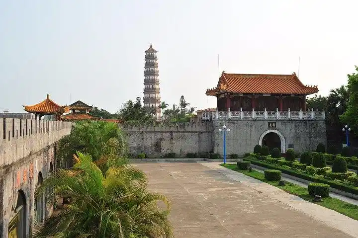 雷州三元塔具有明清两朝建筑风格已有400多年历史