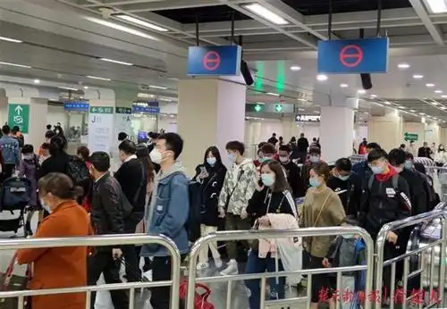 出行标配!公共场所,人流密集处,行人依然坚持戴口罩