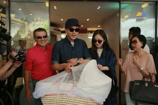 港媒称杨幂没陪女儿庆生,刘恺威自曝小糯米最黏他 - 娱乐 - 星月网