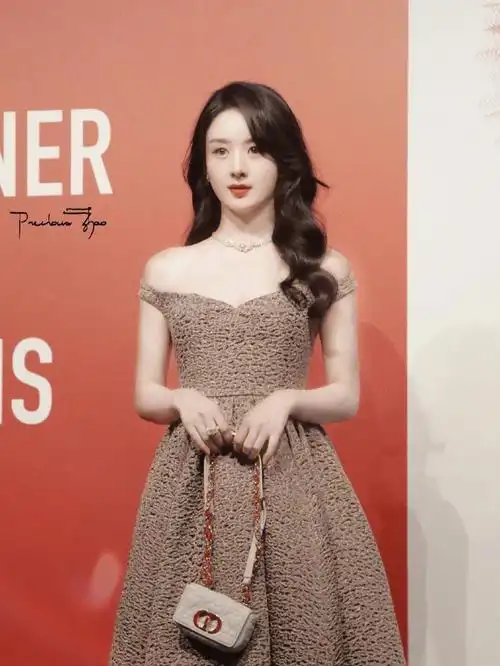 赵丽颖豹纹抹胸连衣裙又温柔又美心动了