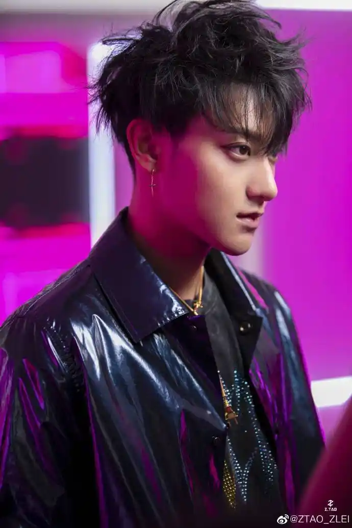 黄子韬 ##ztao×loewe# 昨日韬总@热血黄子韬 出席北京罗意威之家