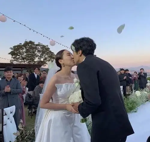 权志龙参加姐姐婚礼 穿西装低调亮相