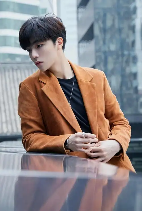 陈立农帅气西装写真