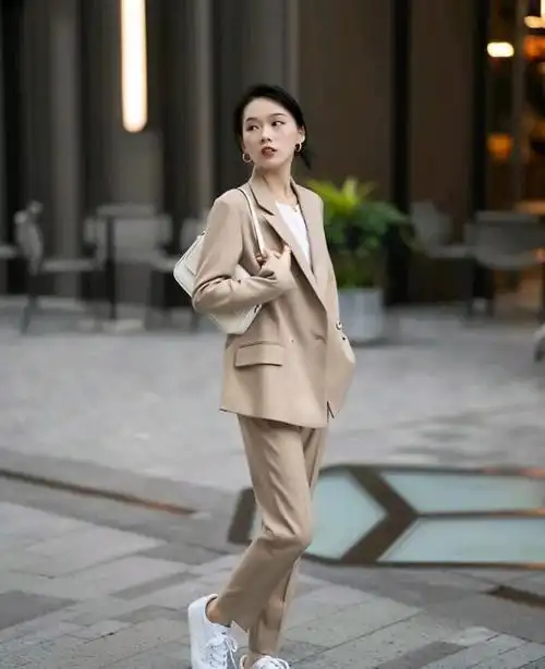 简约的西装搭配出与众不同的时尚,休闲西装女装(西装穿搭虽然很简约)