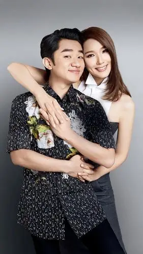 王祖蓝和老婆李亚男一低一高反差萌,看起来挺般配的!