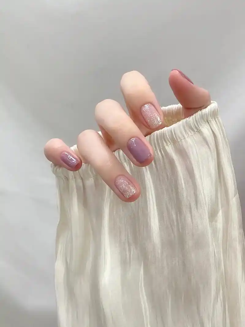 超好看的美甲 #指甲油试色 #显白 - 抖音