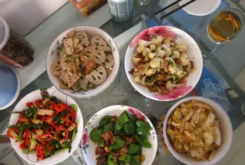 去朋友家吃饭,满满的一桌饭菜,撑的走不动