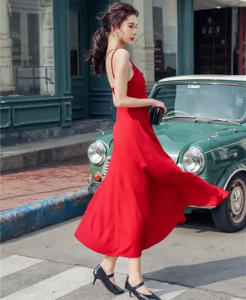 赫本小红裙气质交叉露背大摆开叉连衣裙