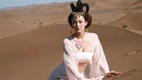 不怕贼惦记:张馨予在沙漠中跳舞,屋内小裴在偷看