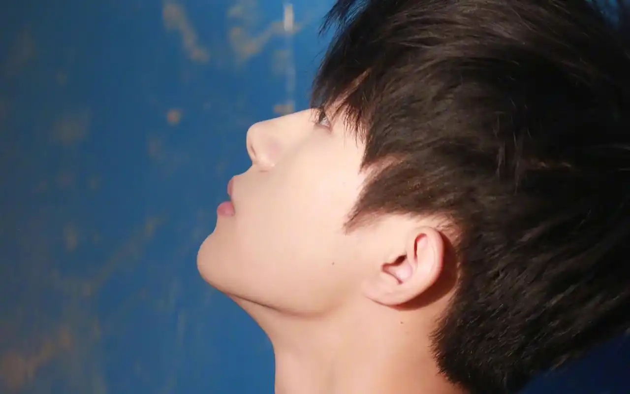 易烊千玺时尚帅气写真图片桌面壁纸高清大图预览1920x1200_大陆明星