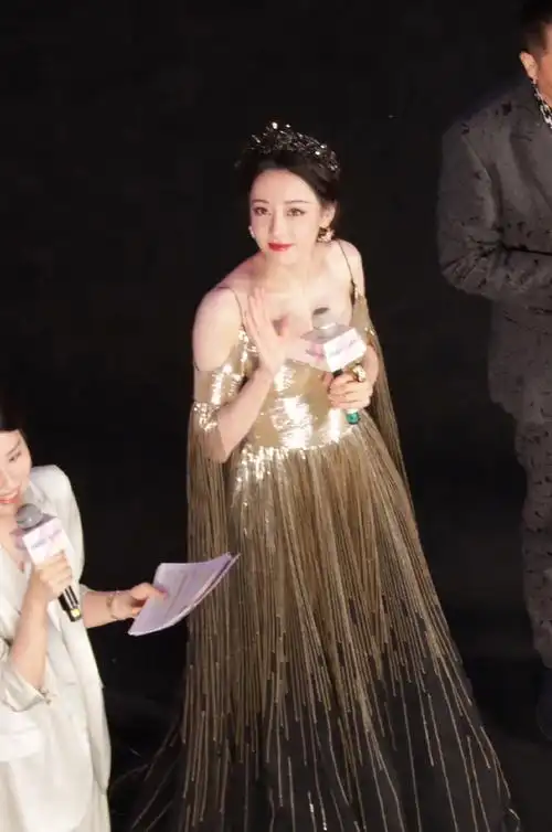 迪丽热巴鎏金裙##红星美凯龙 迪丽热巴##迪丽热巴生图