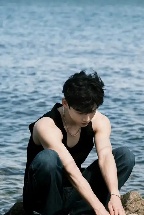 白敬亭秀肌肉警告沈腾##白敬亭猛男抗议##现在就出发