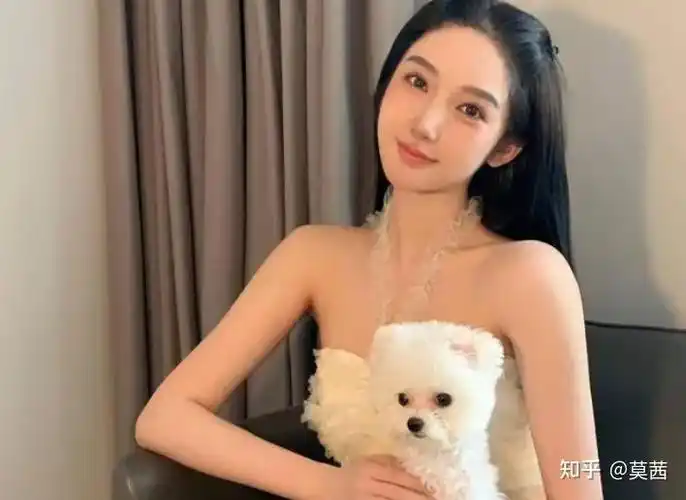 因为这些导演非常清楚有一些女明星,她们没有背景也没有人脉,想要火