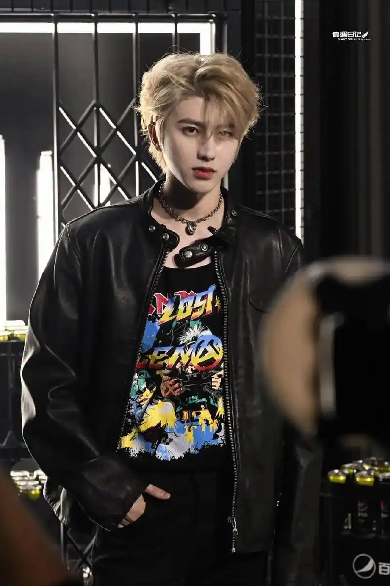 只属于我们的关键词:蓝玫瑰,雪,狮,猫.#蔡徐坤 #蔡徐坤i - 抖音