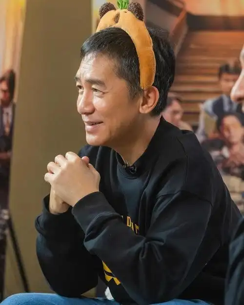 梁朝伟在德国和路人合影,满头白发的他这一次笑得很开心