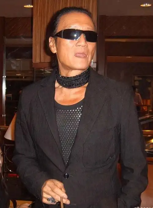 谢贤一副墨镜戴了40年,拍激情戏也不曾拿下,他终于道出原因