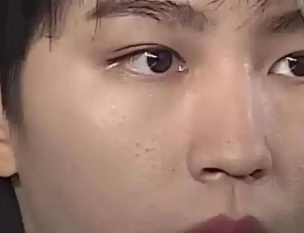 王俊凯直播生图脸上黑头明显涂粉红芭比口红颜值让人想脱粉