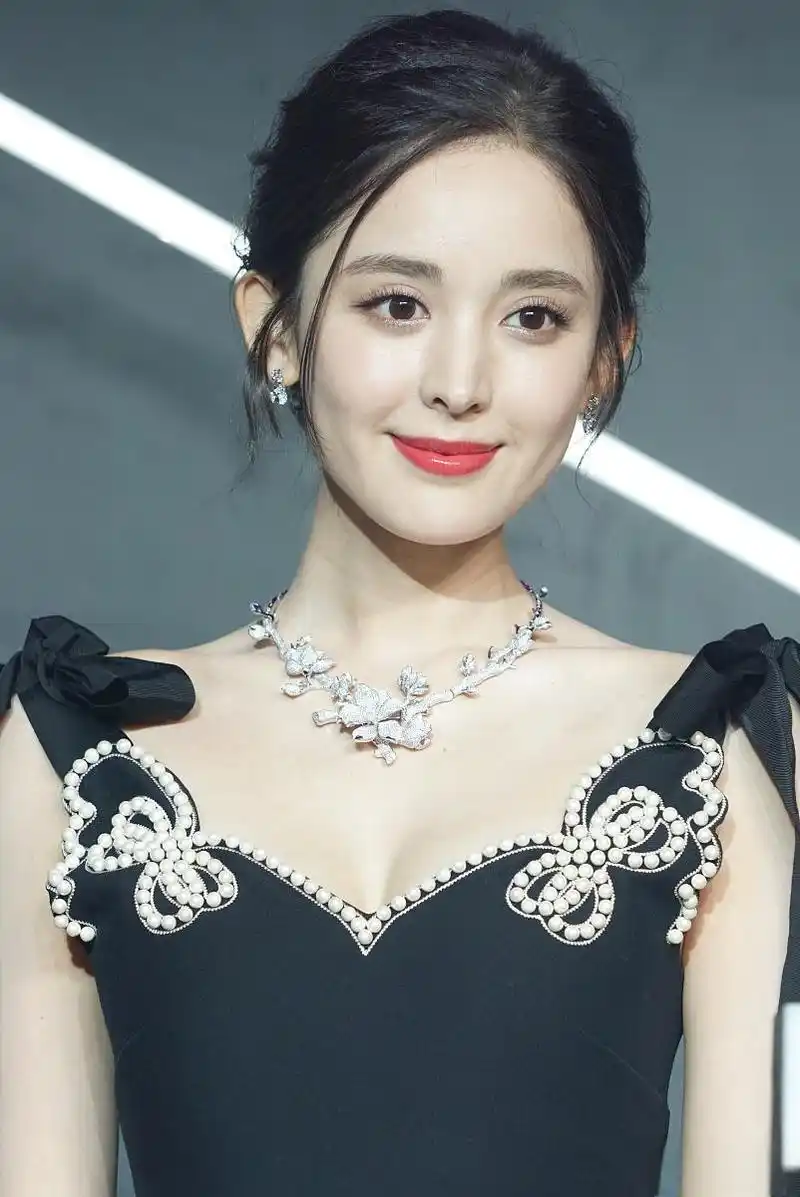 美之多元:古力娜扎与刘亦菲的独特魅力与市场价值分析 在娱乐圈的璀璨