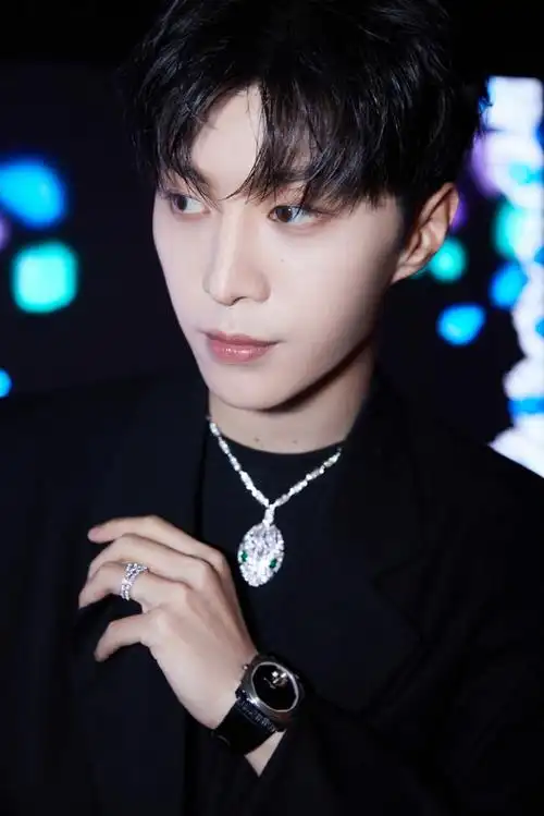 范丞丞黑风衣造型