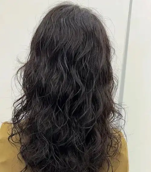 换上羊毛卷发型的女生,性感又迷人,时尚指数飙升,穿上裙子,大写的美.