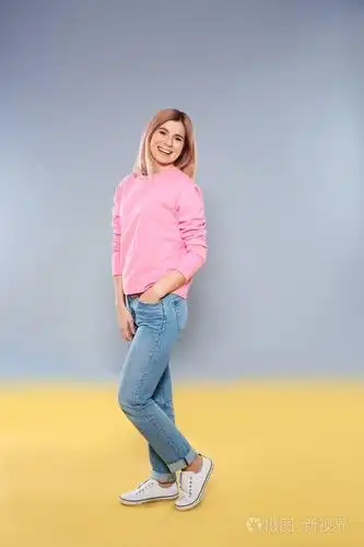 彩色背景下的美女全身肖像照片-正版商用图片2jrka4-摄图新视界