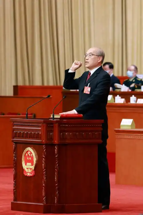 两会最高人民法院院长张军进行宪法宣誓