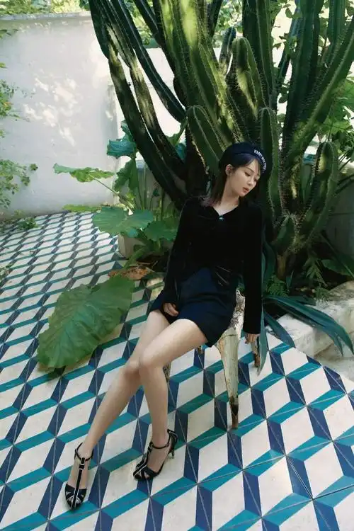 杨紫穿黑色衣裤大秀白皙美腿 一身黑色衣裤俏脸清丽