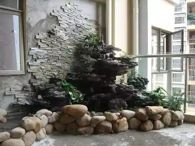 ⑤阳台假山鱼池,可以种些好养的植物,不仅有装饰美化作用,还能遮挡