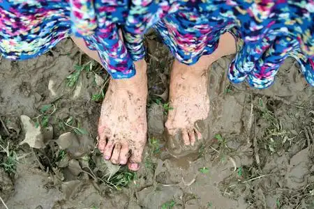 泥泞中的脚印泥泞中的脚印泥泞中的小女孩赤脚泥泞中的脚印男人的赤脚